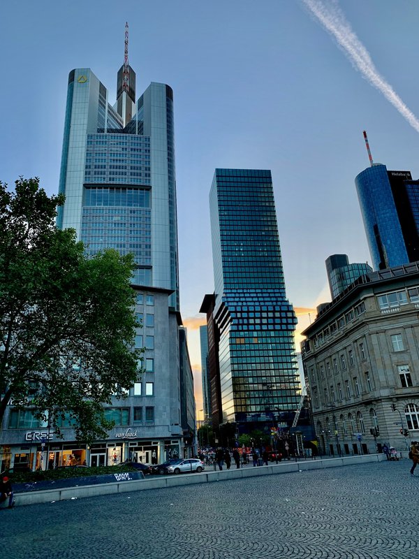 What are the risk management strategies for UK banks in the current economic climate?